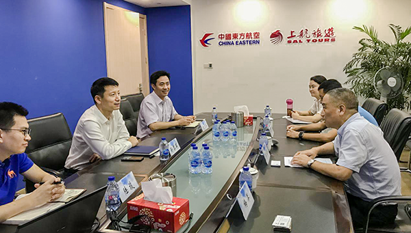7月9日，集團公司董事長李漢東、副總經(jīng)理龔勇一行前往上航假期國際旅行社總部，拜訪上航假期總經(jīng)理靳黎軍，雙方就下一步開展更加深入的合作進行了洽談。市場營銷部、經(jīng)營管理部相關負責人陪同參加。.png