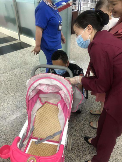 圖片1.png“真情服務(wù)”是讓旅客更加安心、放心、舒心的出行。行查室作為部門進(jìn)港服務(wù)的最后一個環(huán)節(jié)，在日常工作中也很注重服務(wù)細(xì)節(jié)。6月10日，行查室工作人員幫助旅客打開嬰兒車，為她排憂解難。.png