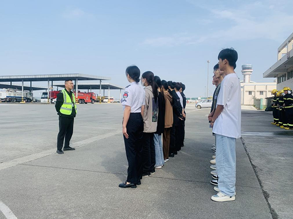 綿陽機場安檢站對閬中機場、民航校  實習生開展軍訓(xùn).png